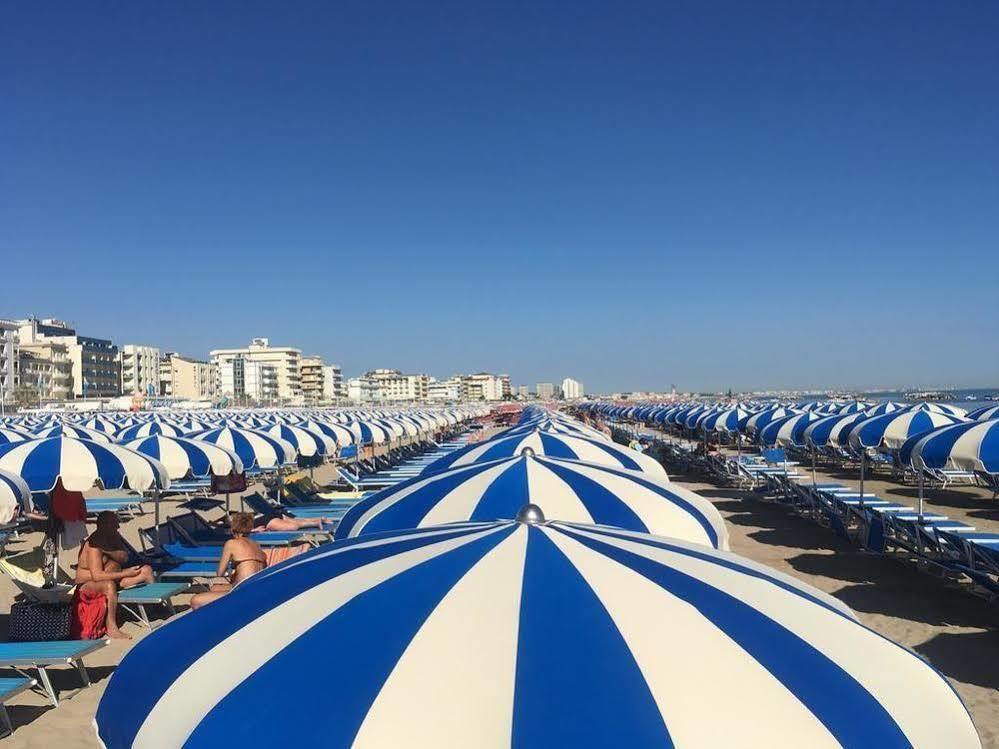 Hotel Ines Cattolica Bagian luar foto